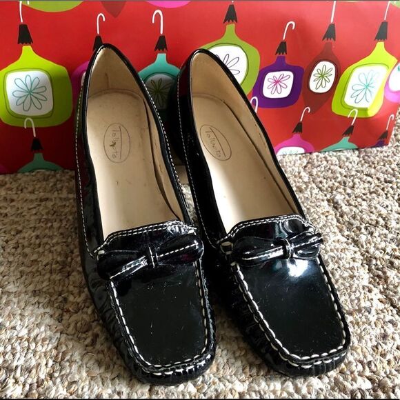 Beautiful flats by Talbots in size 61/2 - Picture 1 of 5